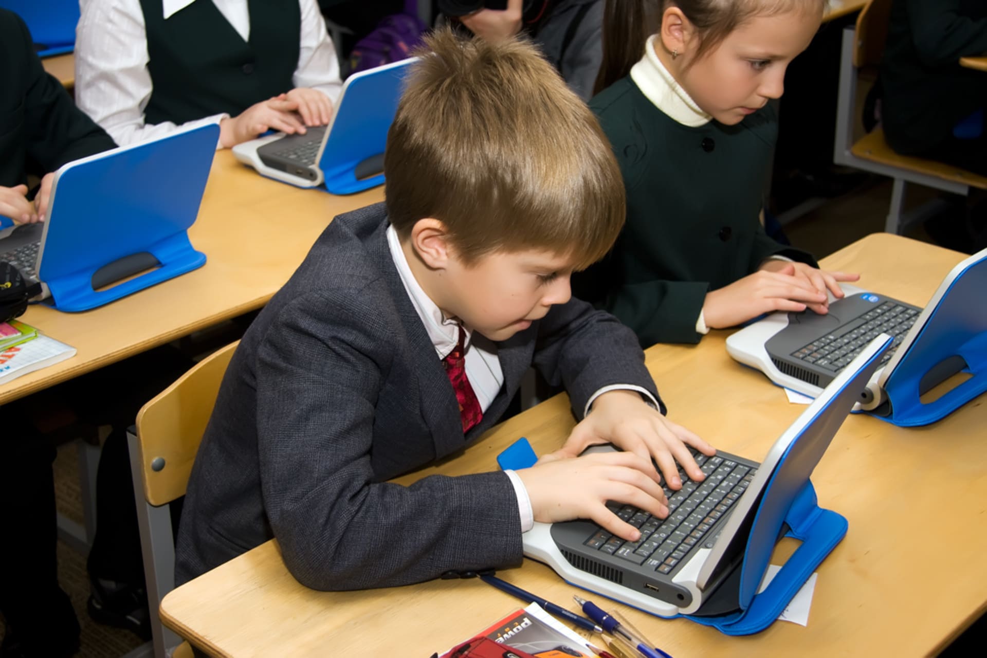 Как учатся школьники в мае 2024 года. Дети за компьютером в школе. Современные школьники. Компьютер для школьников. Ученик с компьютером.